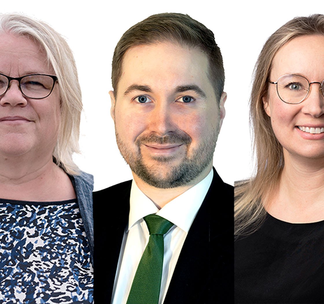 Triptyykki, jossa vasemmalle Johanna Fleming sini-valkoinen vaate päällään, keskellä Lauri Lavanti puku ja kravatti päällään ja oikealla Paula Oittinen tumma paita päällään.