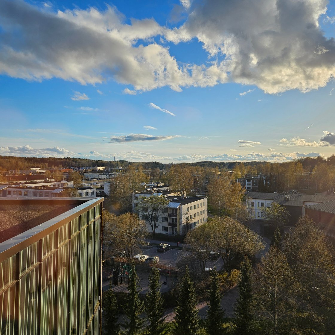 Kuva Kirkkonummen keskustasta korkealta, taustalla aurinko matalalla