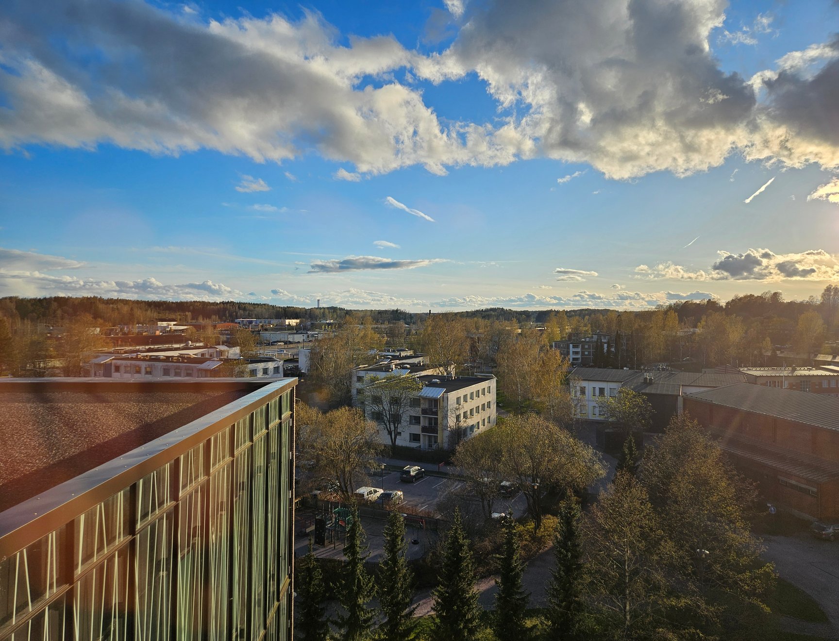 Kuva Kirkkonummen keskustasta korkealta, taustalla aurinko matalalla