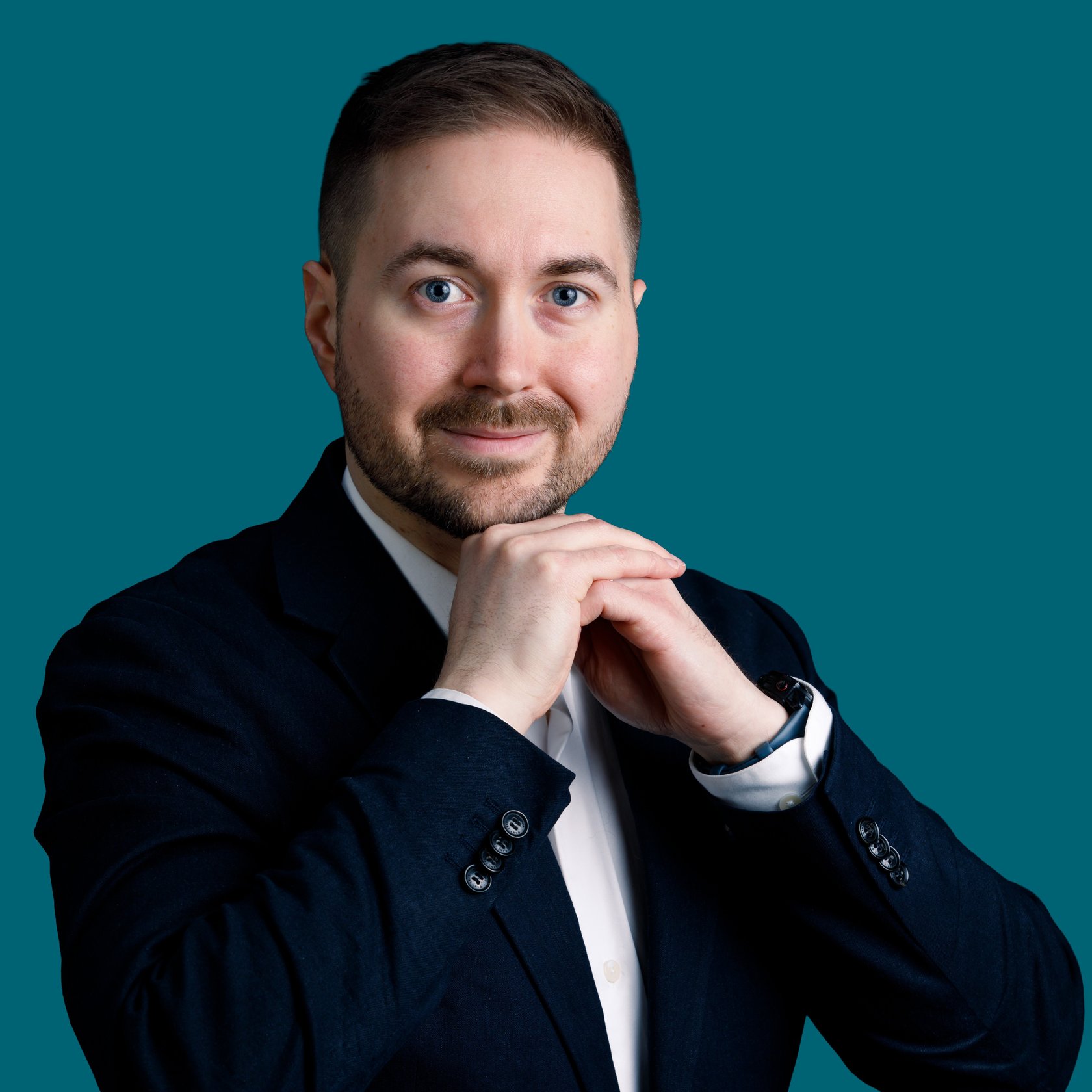 Lauri Lavanti nojaamassa käsiinsä ja katsoo kameraan hymyssä suin. Päällä hänellä on valkoinen kauluspaita ja tumma pikkutakki. Kuvan ottanut Erkki Laine.
