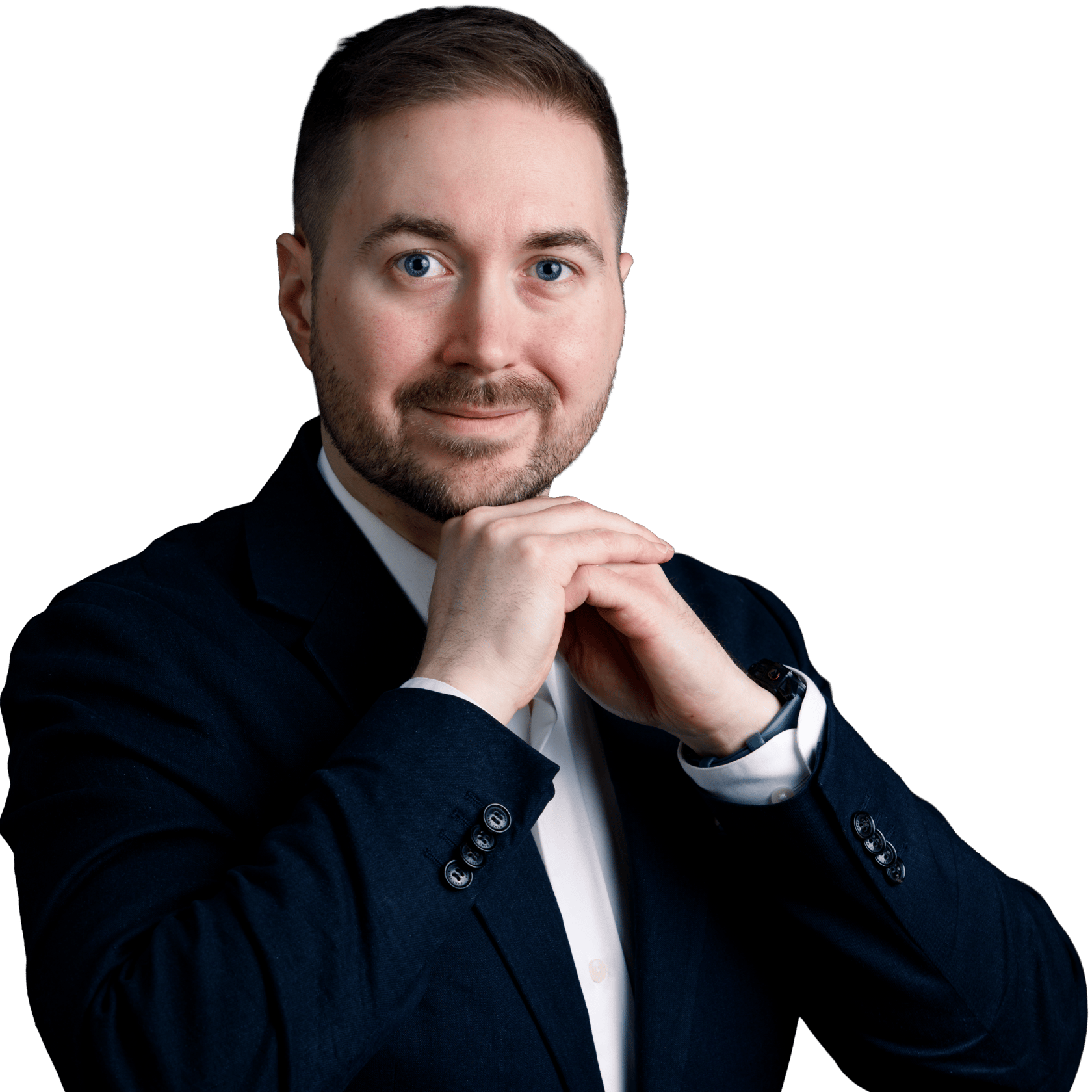 Lauri Lavanti nojaamassa käsiinsä ja katsoo kameraan hymyssä suin. Päällä hänellä on valkoinen kauluspaita ja tumma pikkutakki. Kuvan ottanut Erkki Laine.