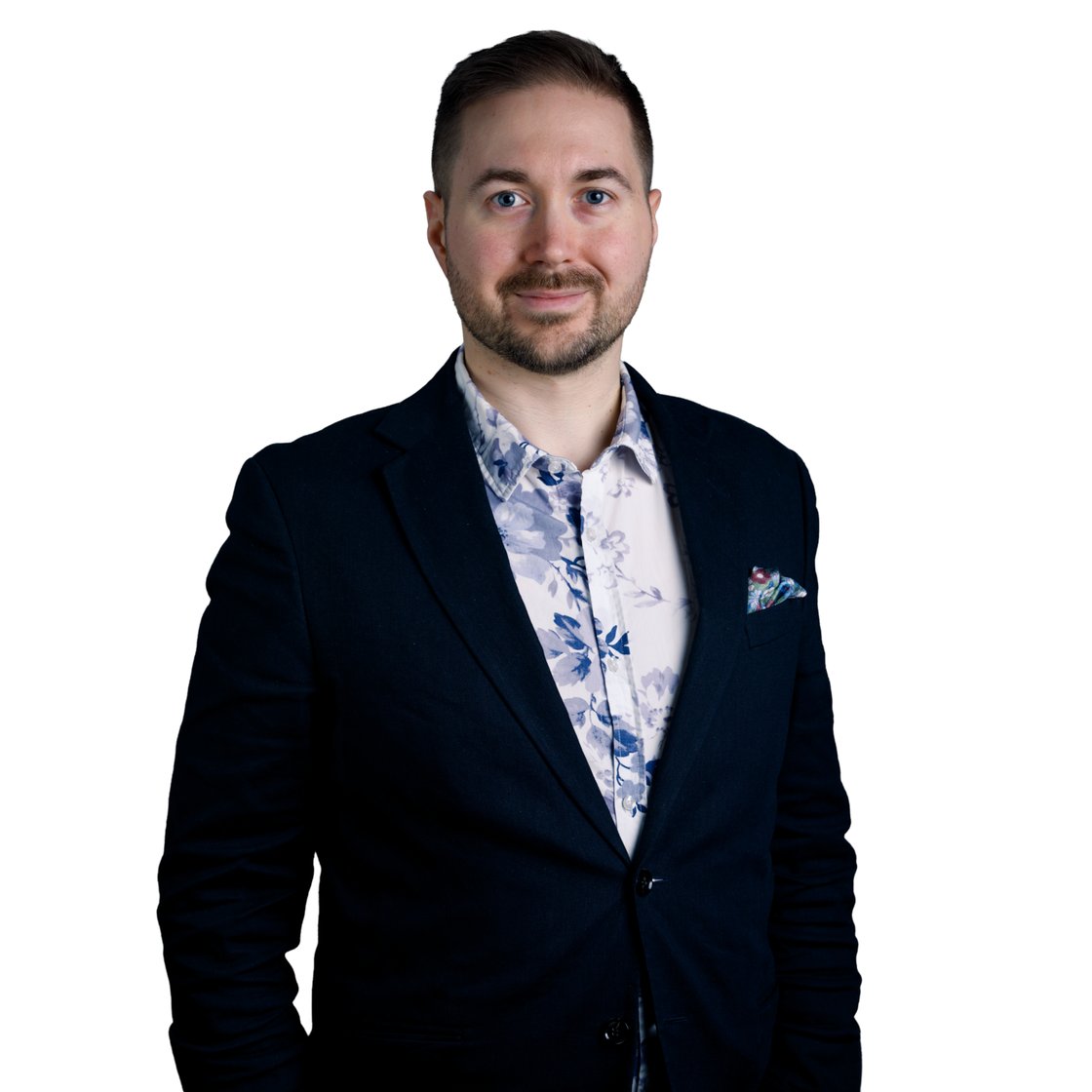 Lauri Lavanti seisoo kukkapaita päällään valkoisella taustalla.