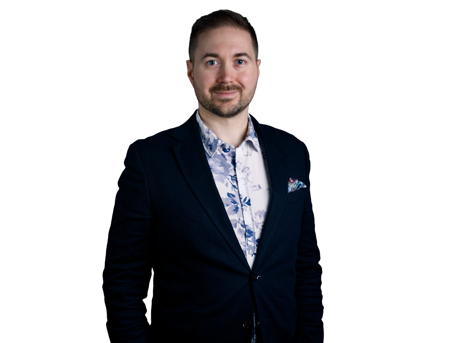 Lauri Lavanti seisoo kukkapaita päällään valkoisella taustalla.