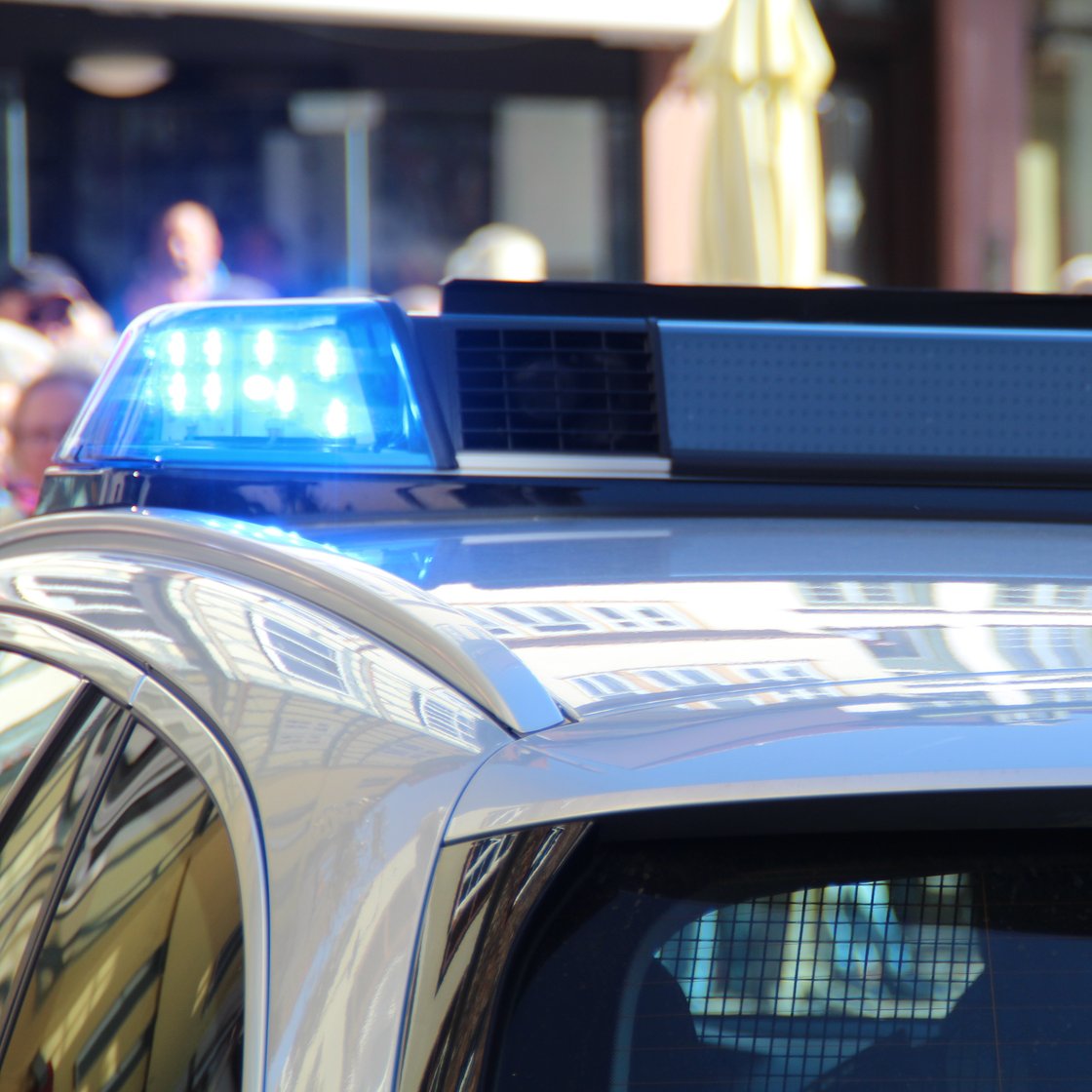 Kuva poliisiauton katolla olevista valoista