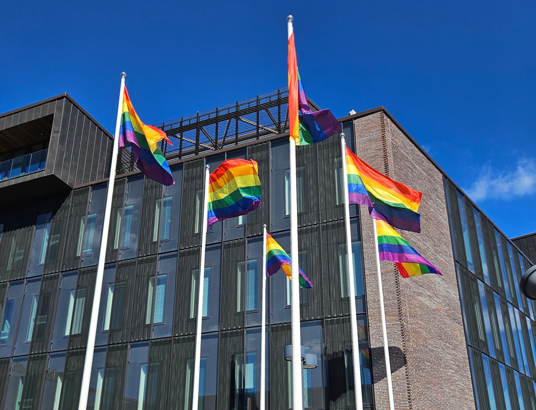 Sateenkaarilippu liehuu Kirkkonummen kunnantalon lipputangossa kesäkuussa 2026.