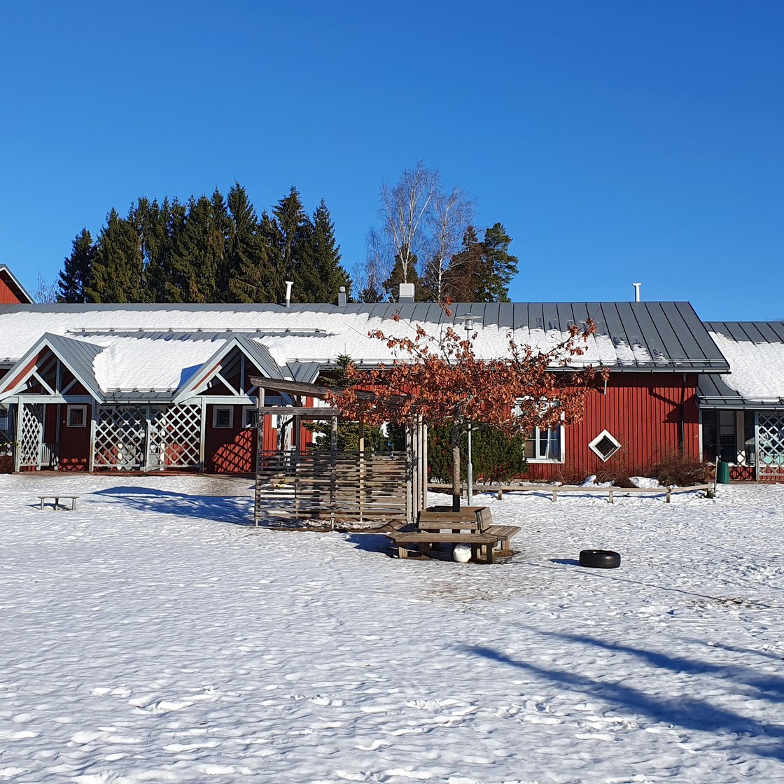 Kuva Laajakallion päiväkodista talvella.