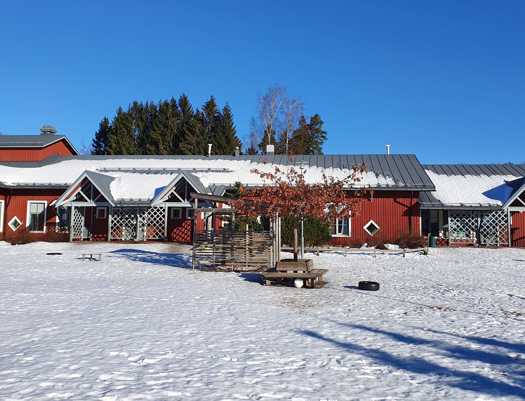 Kuva Laajakallion päiväkodista talvella.