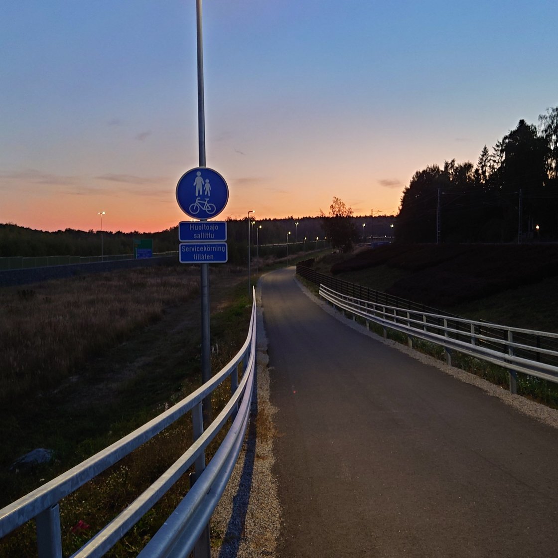 Kuva Tolsa-Prisma -jalkakäytävästä illansuussa.