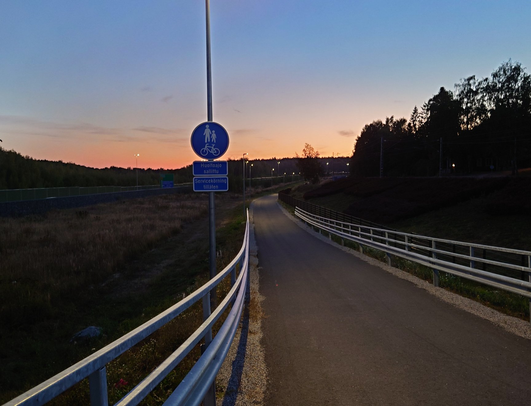 Kuva Tolsa-Prisma -jalkakäytävästä illansuussa.