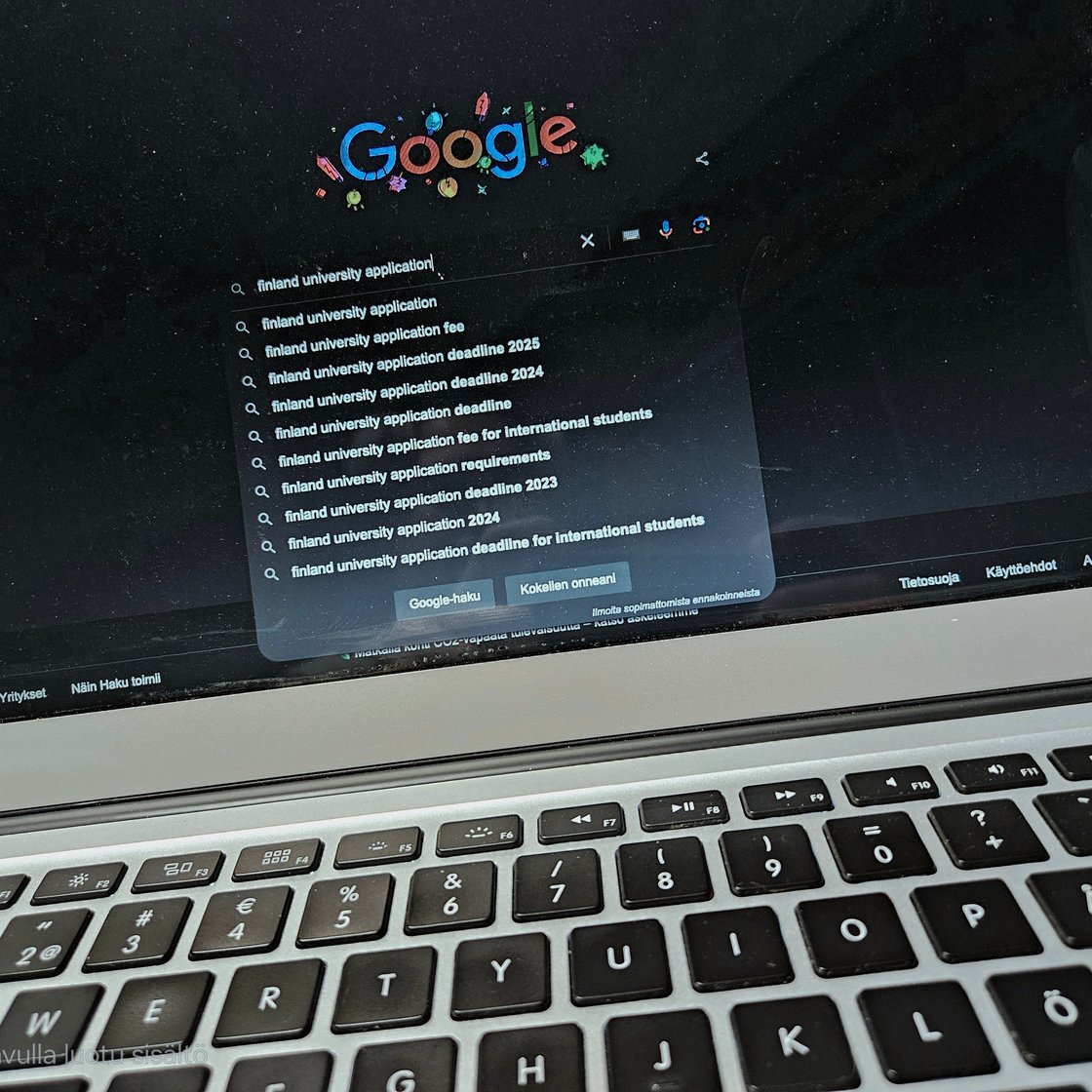 Kannettavan tietokoneen ruutu, jossa on auki Google ja haku "Finland university application"